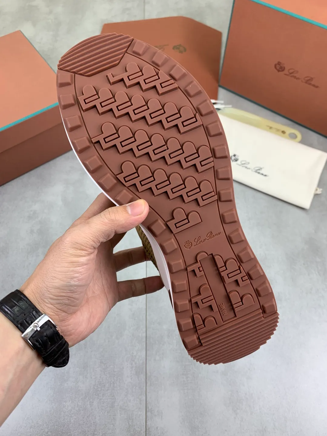 Men's men's shoes 💰P542 New style 💰High quality The latest casual shoes Loro Piana 💯Top grade💯Buy the original copy💯 Founded the existing Loro Piana company on April 24, 1924. The family has been operating for the sixth generation, providing top quality products to customers who are discerning in taste and quality. Imported original fly woven fabrics with cowhide fabric, plain calfskin lining, hand-stitched threads with cowhide feet, original packaging, high-end outsole, size: 38-46, multiple colors available, complete package